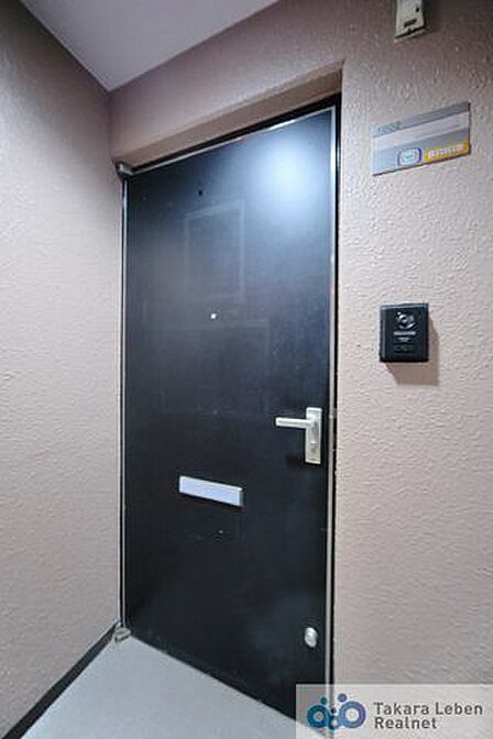 来訪者を確認できるカメラ付きインターホンのある玄関