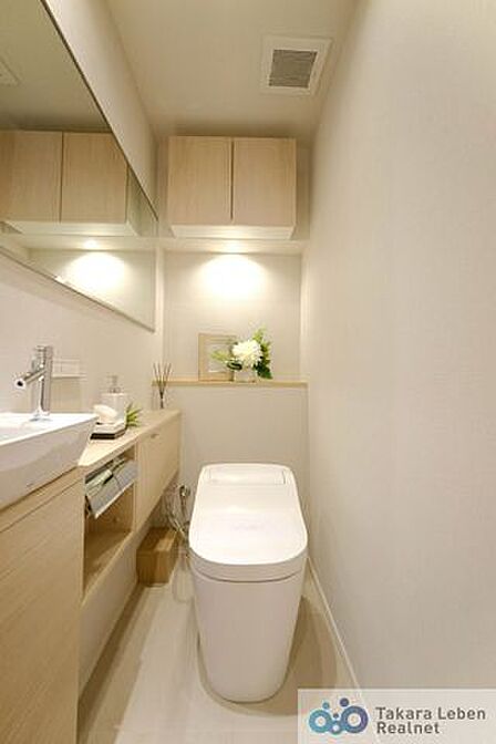 手洗い場付きタンクレストイレ。空間を広く感じる+身だしなみチェックも出来る鏡付です。