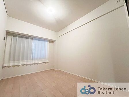 洋室6.1帖。やわらかな採光が心地よい寝室。朝は自然光で気持ちよく目覚め、夜は落ち着いた時間を過ごせます。