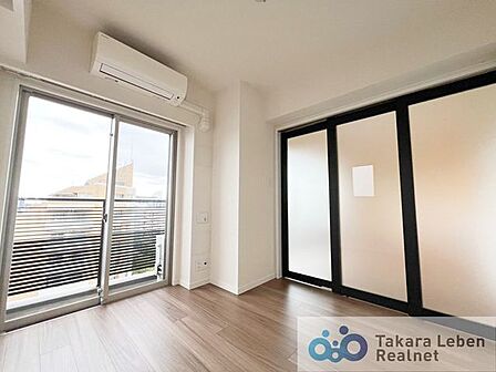 独立したお部屋として利用しても良し。引き戸を開け放してリビング空間の延長として利用しても良いですね。