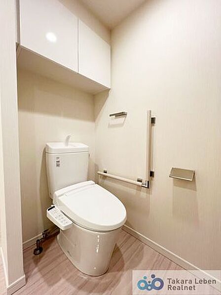 上部には棚があるので、トイレットペーパーのストックや清掃道具等を収納するのに便利です。