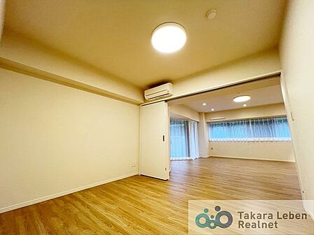洋室約6.0帖。独立したお部屋として利用しても良し。引き戸を開け放してリビング空間の延長として利用しても良いですね。