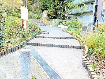 中目黒南緑地公園 徒歩9分。 650m