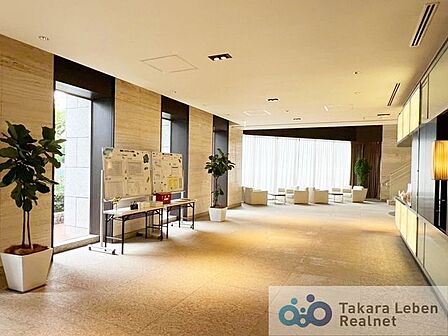 落ち着いた雰囲気に包まれたロビーは、住まい全体の品の良さを感じさせる空間。来訪者にも安心感を与えます。