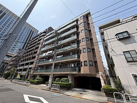 街に馴染みつつも確かな存在感を放つ、洗練された外観。シンプルながらも細部まで配慮されたデザインが、上質な暮らしへの期待を高めます。