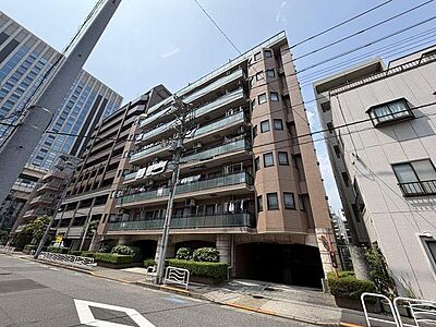 外観:街に馴染みつつも確かな存在感を放つ、洗練された外観。シンプルながらも細部まで配慮されたデザインが、上質な暮らしへの期待を高めます。 外観:街に馴染みつつも確かな存在感を放つ、洗練された外観。シンプルながらも細部まで配慮されたデザインが、上質な暮らしへの期待を高めます。