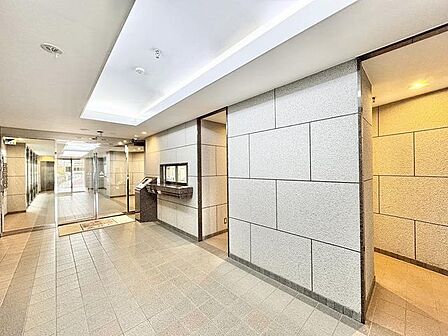 マンションエントランスです。落ち着いた温かみのある色調で、住む人をやさしく迎えてくれます。
