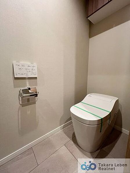 節水対策・省スペースとして人気のあるタンクレスを採用。お掃除もしやすいので日々の家事掃除の時短にも繋がりますね。
