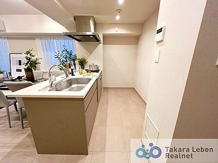 ご夫婦やご家族で並んでお料理ができるよう十分なスペースを確保しました。