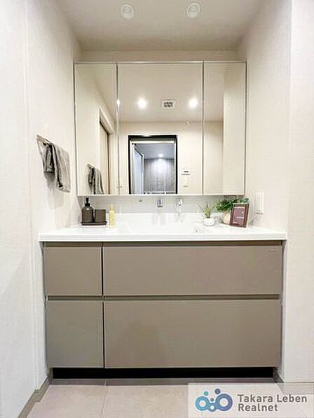 気持ちの良い朝はキレイな洗面所から。鏡裏の収納でモノが出がちな洗面所もスッキリ片付きます。