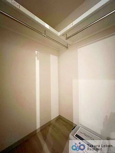 季節ごとの衣類を収納できるウォークインクローゼット。