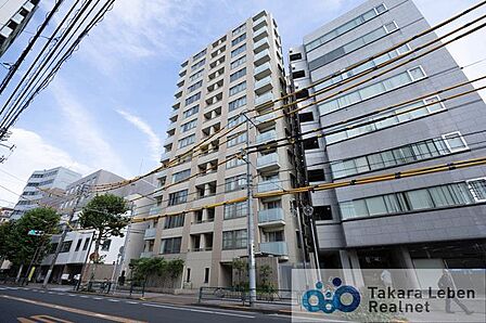 周囲の景観と溶け合いながら、確かな存在感を放つ外観デザイン。落ち着きと品格を兼ね備えた住まいです。