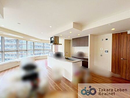 キッチンからリビング全体を見渡すことができます。各居室では独立性を保ちながらも、リビングでは家族が一緒に寛げる空間に。
