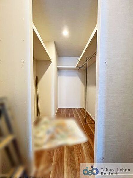 季節ごとの衣類を収納できるウォークインクローゼット。