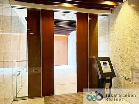 マンションエントランスです。落ち着いた温かみのある色調で、住む人をやさしく迎えてくれます。広々とした高級感溢れるエントランスが、ワンランク上の生活をお約束致します。
