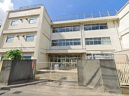 大田区立六郷小学校 徒歩9分。 690m