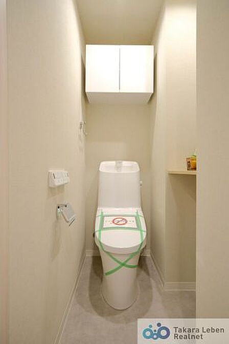 物置や飾り棚に活用できるカウンター付き、温水洗浄機能付きトイレ