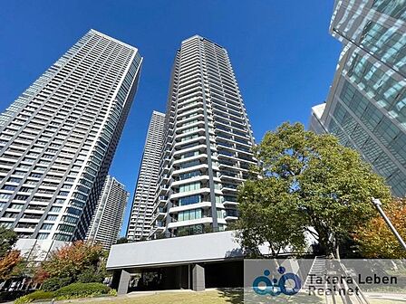 全1352邸を優しく包み込む気品高い風格の佇まい。日々の暮らしに彩りを与えてくれるよう、しっかりと整備された緑も配し、居住者様の温もりある暮らしを支えます。