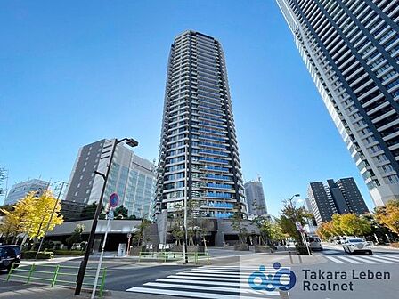 淡麗な気品と洗練美を表現しながらも、端正なフォルムでスタイリッシュなデザイン。周りの地に溶け込みながらも存在感を忘れずに佇む、そんな造形のマンションは、訪れる方に美しさを感じさせてくれる事でしょう。