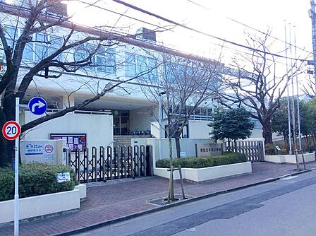 港区立本村小学校 徒歩2分。 140m
