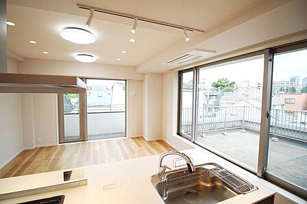 家族が集まる場所だからこそ、採光と通風を確保した心地よいリビングとなっております。自然と家族皆が揃い、笑顔が溢れる場となりそうです。