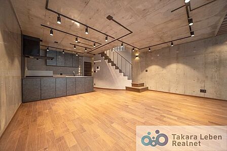 約24.2帖の大空間リビング。冬場も足元から暖かい床暖房付きです。
