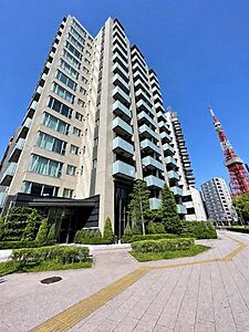 外観：陽光を浴び照らされた美しい煌めきのフォルムが、周りの風景に馴染みながらも存在感を際立たせております。もちろん、その中にもどこか優しさを感じさせるカラーを採用し、住まう人を優しく包み込みます。