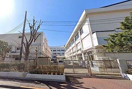 江戸川区立西葛西中学校 徒歩8分。 610m