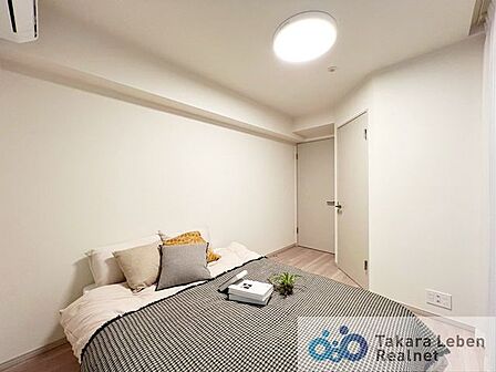 クローゼットを備えた寝室は、生活感を抑えたすっきりとした空間。ベッドを置いてもゆとりがあり、主寝室としても使いやすい設計です。