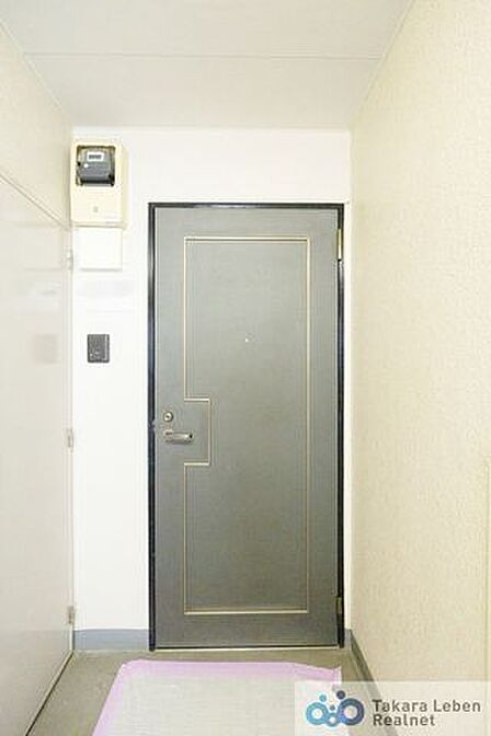 シンプルで使いやすい玄関は、住まい全体をすっきりと見せてくれます。日々の暮らしに自然と馴染む空間です。