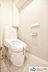 トイレ：ウォシュレット機能付きのトイレは壁掛けリモコンの上位グレードを採用。便座がスッキリした印象となり、限られた空間を広く見せる効果があります。
