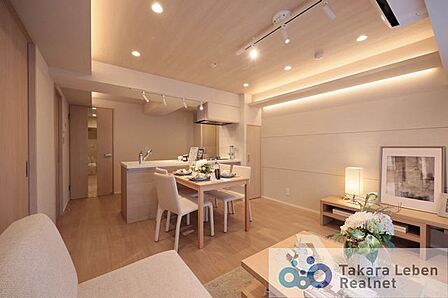 バルコニーに面した風通し良いLDK。間接照明が優しく照らす、居心地の良いリビングです。