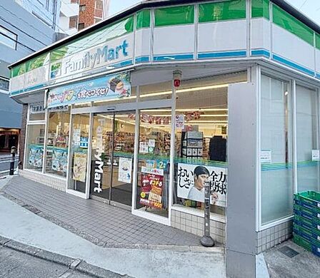 ファミリーマート小浦中目黒店 徒歩2分。 115m