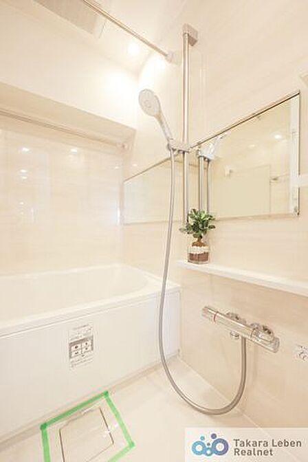 シンプルかつ、清潔さを感じさせるバスルーム。浴室乾燥機機能も付いている為、雨風がある際の室内干し等にご利用いただけます。