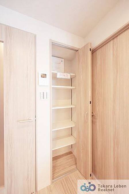 リビング内にある収納スペースで、掃除用具や毎日使う物等を仕舞っておくのも便利ですね。