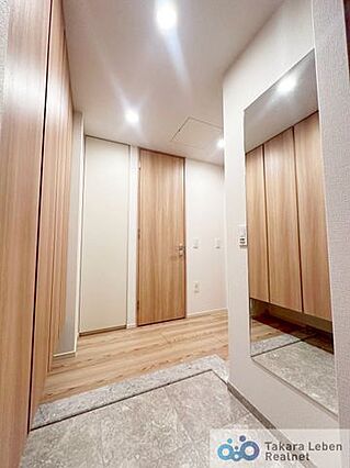 玄関は広く、訪...