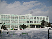 小学校「音更町立柳町小学校まで933m」
