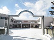 小学校「音更町立下音更小学校まで663m」