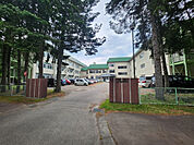 中学校「帯広市立帯広第四中学校まで1584m」