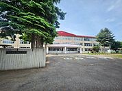 小学校「帯広市立緑丘小学校まで973m」