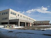 小学校「帯広市立栄小学校まで944m」