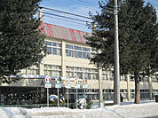 小学校「帯広市立西小学校まで191m」