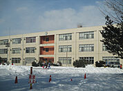 小学校「帯広市立啓北小学校まで869m」