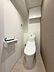 トイレ：トイレは保温温水洗浄便座付き（リモコンタイプ）、吊戸棚やニッチがあり便利です。