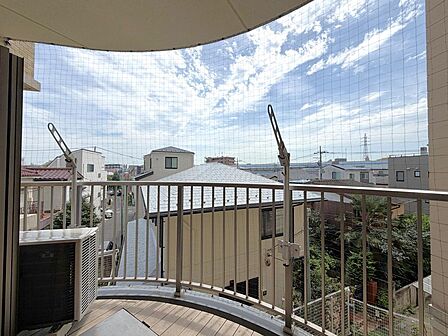 ウッドデッキのバルコニーは南東向き、3階住戸でも眺望兆候です。