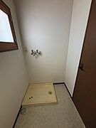 脱衣スペースに専用の洗濯機パンと水栓を完備 。窓があるため、湿気がこもりにくく換気もしやすい設計です