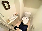 洗浄機能付きトイレです！手洗い場もございます！