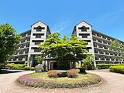 浅間高原の豊かな緑と調和する、洗練された外観デザイン