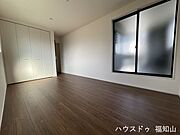 【洋室8帖＋インナーバルコニーのゆとりある住空間】ベッドやデスク、収納家具を配置しても余裕があり、寝室やワークスペース、趣味の部屋など多目的に活用可能。自分らしいレイアウトが楽しめます。