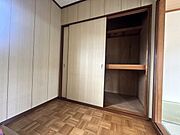 2F納戸（約2.4帖）には収納たっぷりしていただけます。